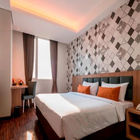 Hotel 88 Itc Fatmawati Jakarta By Wh Exteriör bild