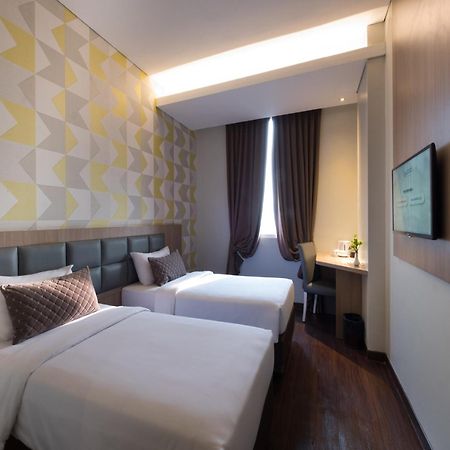 Hotel 88 Itc Fatmawati Jakarta By Wh Exteriör bild