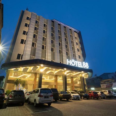 Hotel 88 Itc Fatmawati Jakarta By Wh Exteriör bild