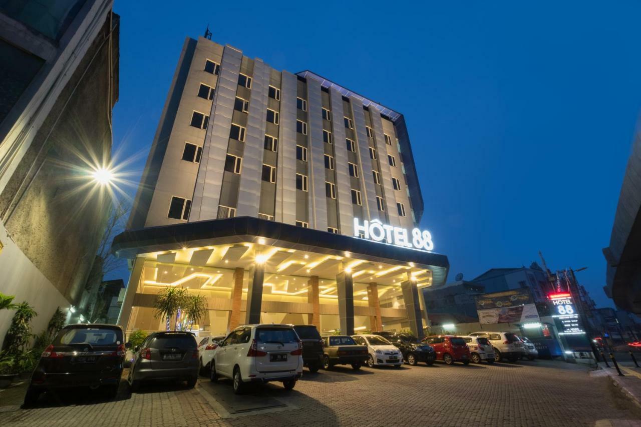 Hotel 88 Itc Fatmawati Jakarta By Wh Exteriör bild