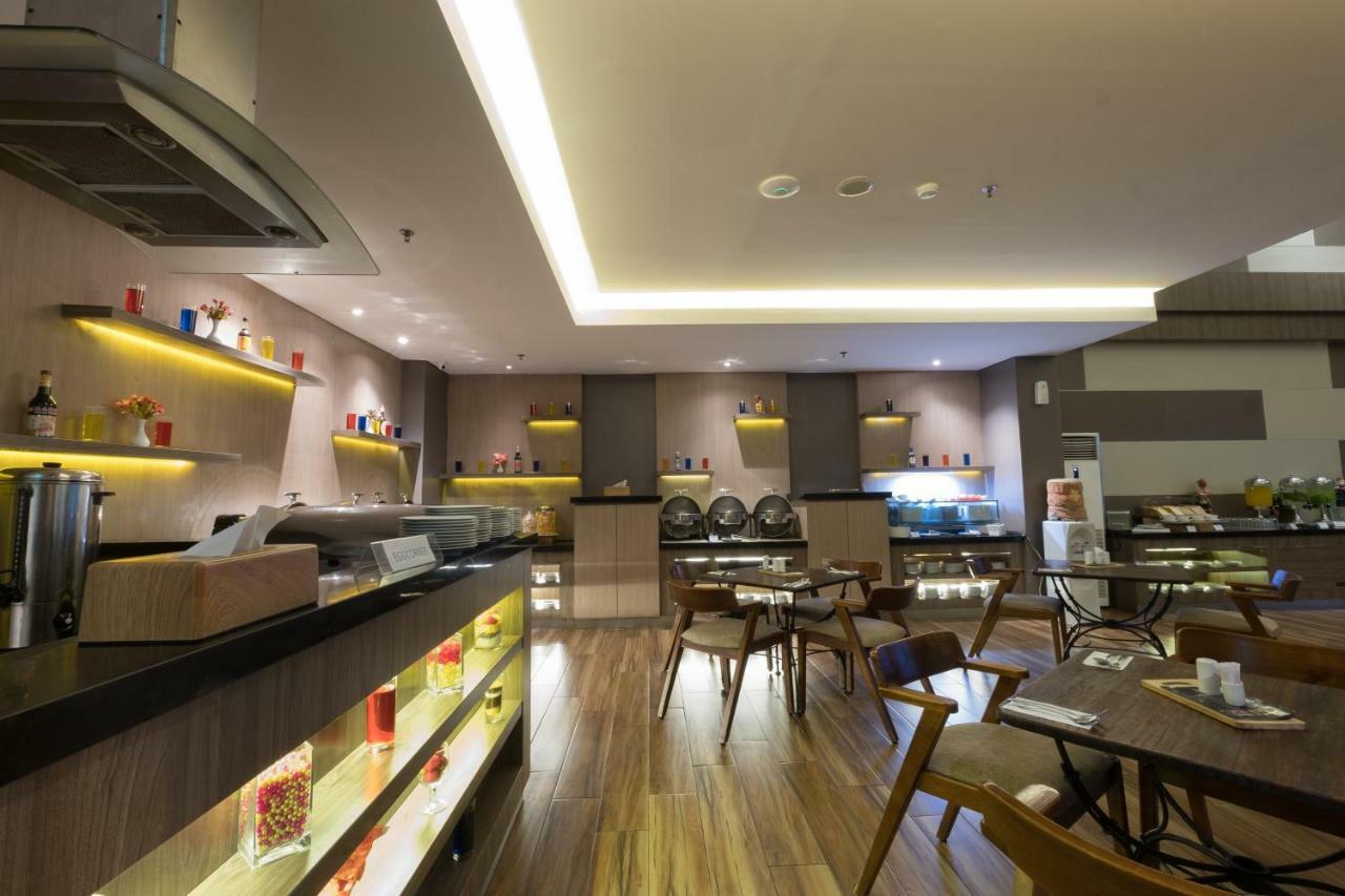 Hotel 88 Itc Fatmawati Jakarta By Wh Exteriör bild